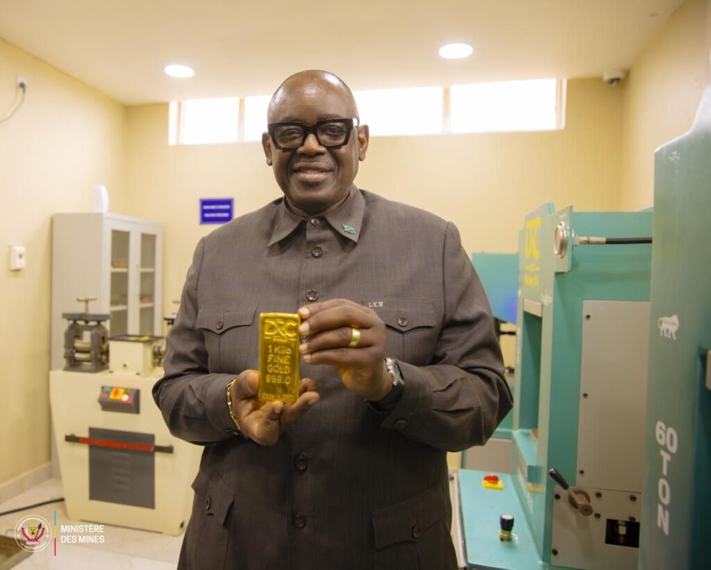 congo-gold-refinery-minister-holding-gold-bar